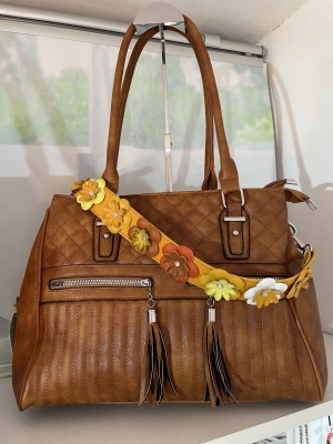 Henkeltasche mit Schmuckstrap