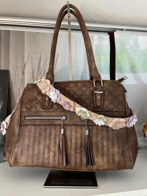 Henkeltasche mit Schmuckstrap