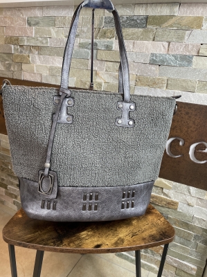 Henkeltasche mit Faux Fur 
