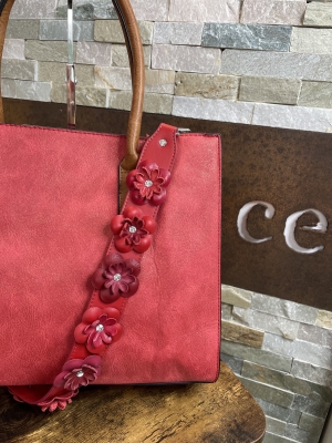 Henkeltasche mit Schmuckstrap