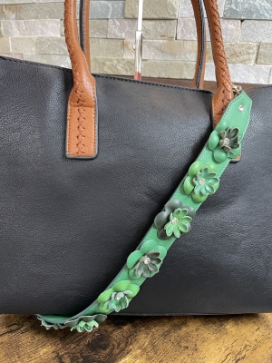 Henkeltasche mit Schmuckstrap