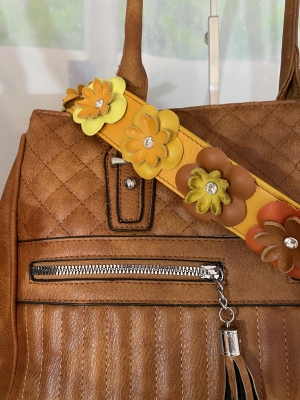 Henkeltasche mit Schmuckstrap