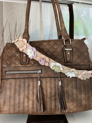Henkeltasche mit Schmuckstrap