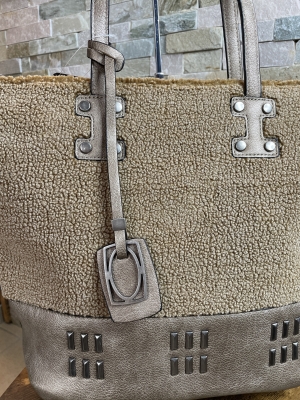 Henkeltasche mit Faux Fur 